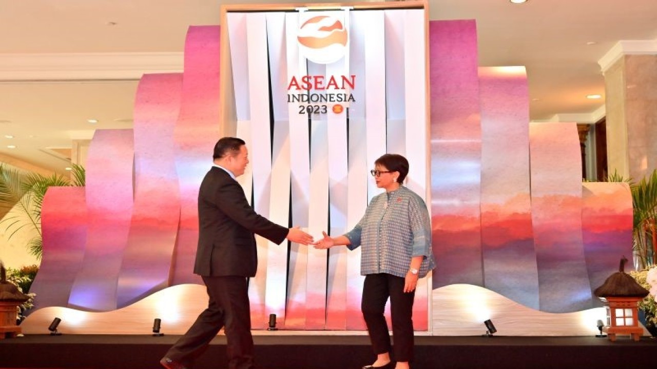 Menteri Luar Negeri Retno Marsudi (kanan) menyambut kedatangan Sekretaris Jenderal ASEAN Kao Kim Hourn (kiri) sebelum Pertemuan ke-56 Menteri Luar Negeri ASEAN (AMM) di Jakarta, Selasa (11/7/2023). Pertemuan tersebut membahas pembangunan masyarakat ASEAN, kerjasama dengan mitra ASEAN serta mempersiapkan KTT ASEAN ke-43 pada September mendatang. ANTARA FOTO/M Risyal Hidayat/hp.