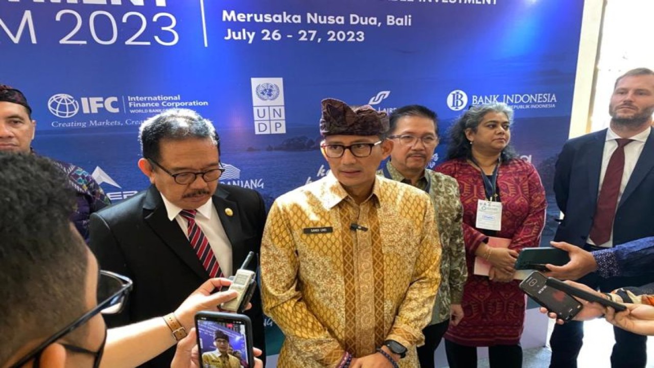Menteri Pariwisata dan Ekonomi Kreatif Republik Indonesia (Menparekraf RI) Sandiaga Salahuddin Uno didampingi Wakil Gubernur Bali Tjokorda Oka Artha Ardana Sukawati (kiri) menjelaskan pungutan biaya sebesar Rp150.000 bagi wisatawan mancanegara yang masuk di Bali bertujuan untuk konservasi alam di Badung, Bali, Rabu (26/7/2023). ANTARA/Naufal Fikri Yusuf