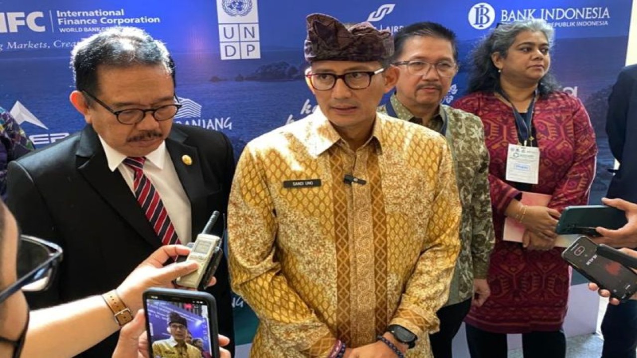 Menteri Pariwisata dan Ekonomi Kreatif (Menparekraf) Sandiaga Salahuddin Uno ditemani Wakil Gubernur Bali Tjokorda Oka Artha Ardana Sukawati menjelaskan pariwisata berkelanjutan, usai membuka International Tourism Investment Forum (ITIF) 2023, di Merusaka Nusa Dua, Badung, Bali, Rabu (26/7/2023). ANTARA/Naufal Fikri Yusuf