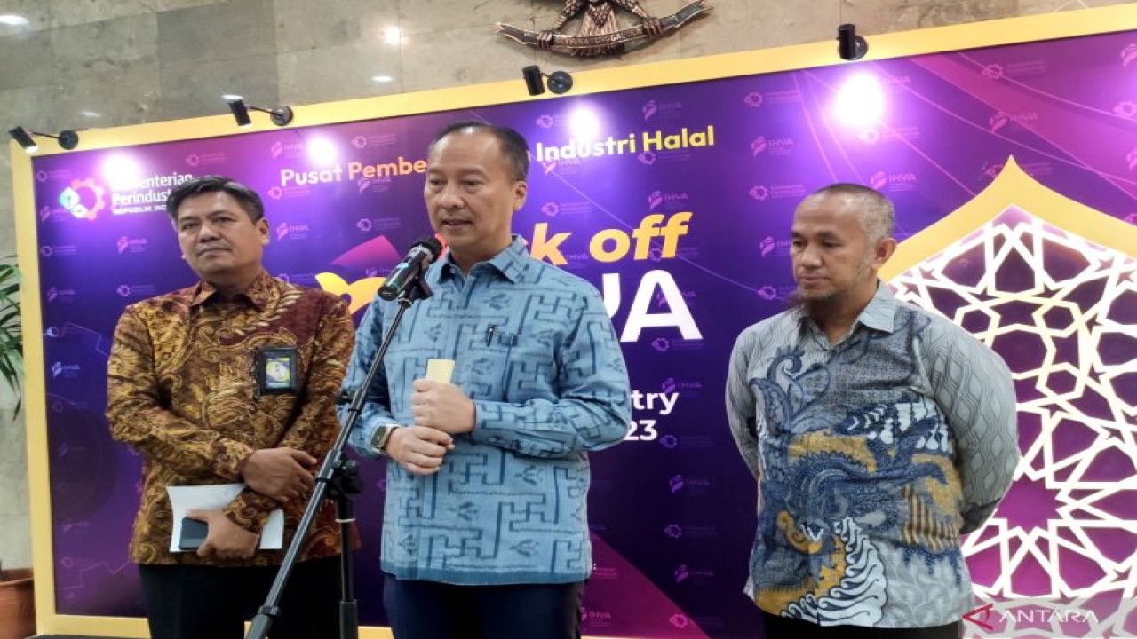 Menteri Perindustrian Agus Gumiwang Kartasasmita (tengah) didampingi Plt. Sekretaris Jenderal Kementerian Perindustrian Putu Juli Ardika (kiri) dan Kepala Pusat Pemberdayaan Industri Halal Kementerian Perindustrian, M. Ari Kurnia Taufik (kanan) saat memberikan keterangan kepada media dalam Kick Off Indonesia Halal Industry Awards (IHYA) 2023 di Jakarta, Kamis (27/7/2023). (ANTARA/Ade Irma Junida)