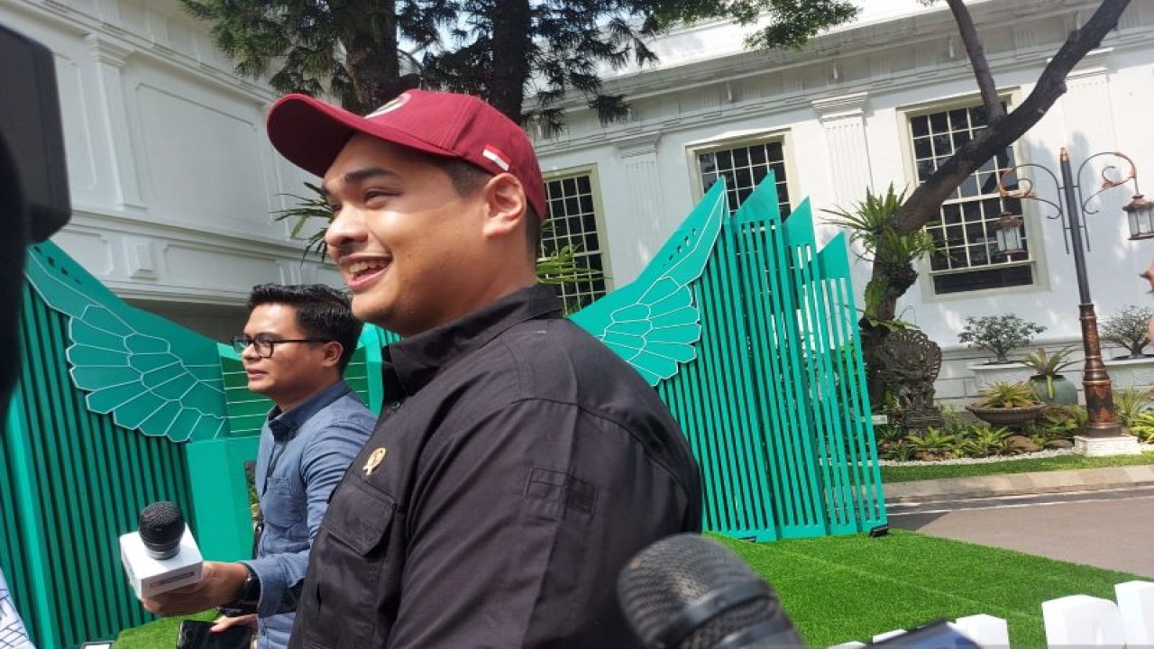 Menpora Dito Ariotedjo di lingkungan Istana Kepresidenan, Jakarta, Kamis (13/7/2023).(ANTARA/Mentari Dwi Gayati)