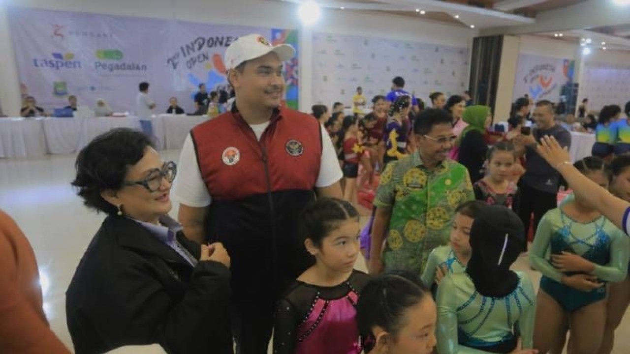 Menteri Pemuda dan Olahraga (Menpora), Dito Ariotedjo didampingi Wakil Wali Kota Tangerang Sachrudin saat meninjau Kejuaraan 2nd Indonesia Open Gymnastic 2023 yang berlangsung di Tangerang Trade Center (TCC)  Cimone, Kota Tangerang, Kamis malam. Hadir juga mantan ibu negara, Sinta Nuriyah beserta anaknya Yenny Wahid. ANTARA/Irfan
