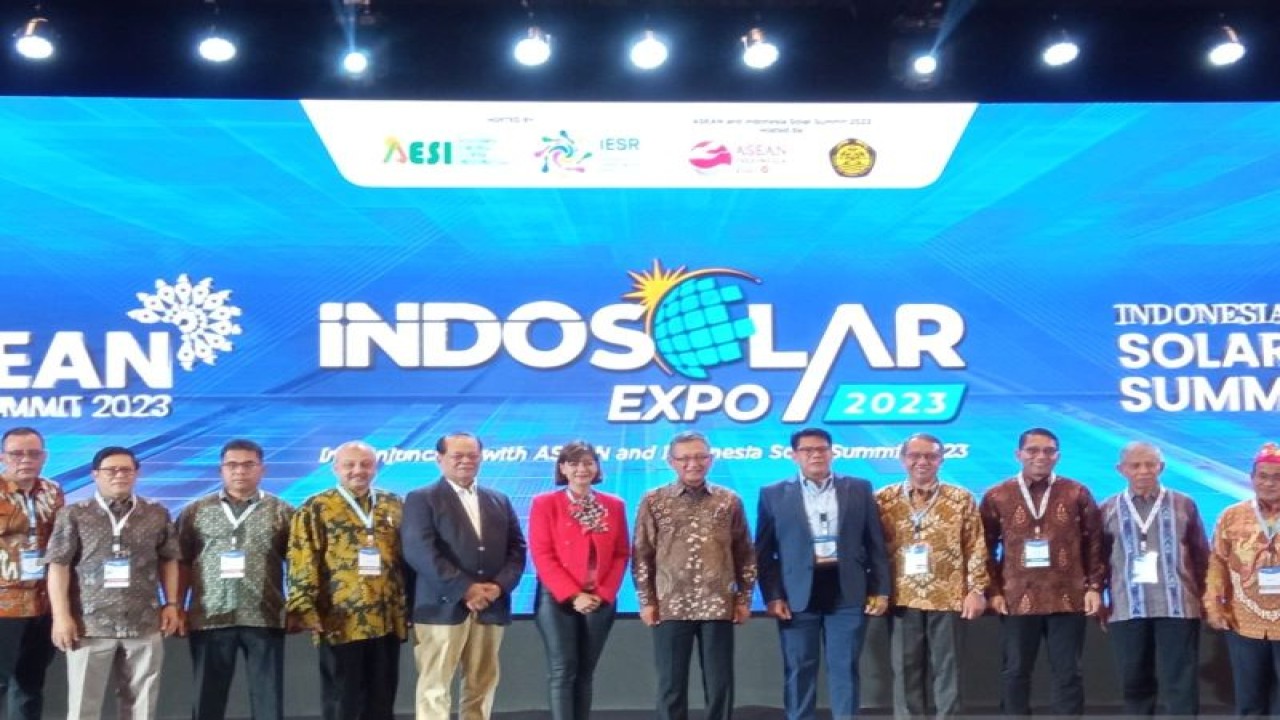 Menteri Energi dan Sumber Daya Mineral (ESDM) Arifin Tasrif sedang menyampaikan paparan dalam Indonesia Solar Summit 2023 di Hotel Bidakara, Jakarta, Rabu.  (ANTARA/ Muhammad Heriyanto)