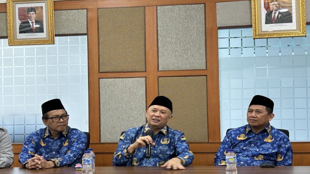Menteri Koperasi dan UKM Teten Masduki (tengah) di Kantor Kemenkop UKM, Jakarta, Rabu (12/7/2023). ANTARA/Kuntum Riswan