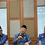 Menteri Koperasi dan UKM Teten Masduki (tengah) di Kantor Kemenkop UKM, Jakarta, Rabu (12/7/2023). ANTARA/Kuntum Riswan-1689157621