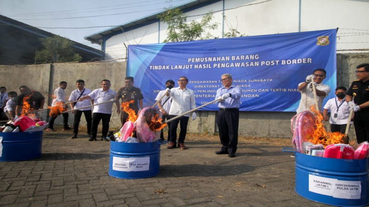 Menteri Perdagangan Zulkifli Hasan memusnahkan produk impor senilai Rp12 miliar karena melanggar aturan, Senin (24/7/2023). ANTARA/Marul