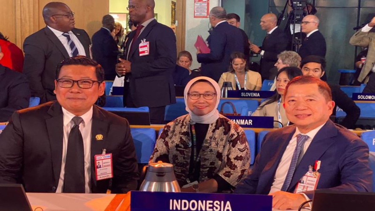 Menteri Perencanaan Pembangunan Nasional/Kepala Badan Perencanaan Pembangunan Nasional (PPN/Bappenas) Suharso Monoarfa foto bersama dalam United Nations Food Systems Summit (UNFSS) +2 Stocktaking Moment 2023 di Kantor Pusat Food and Agriculture Organization (FAO) di Roma, Italia, Senin (24/7/2023). ANTARA/HO-Bappenas