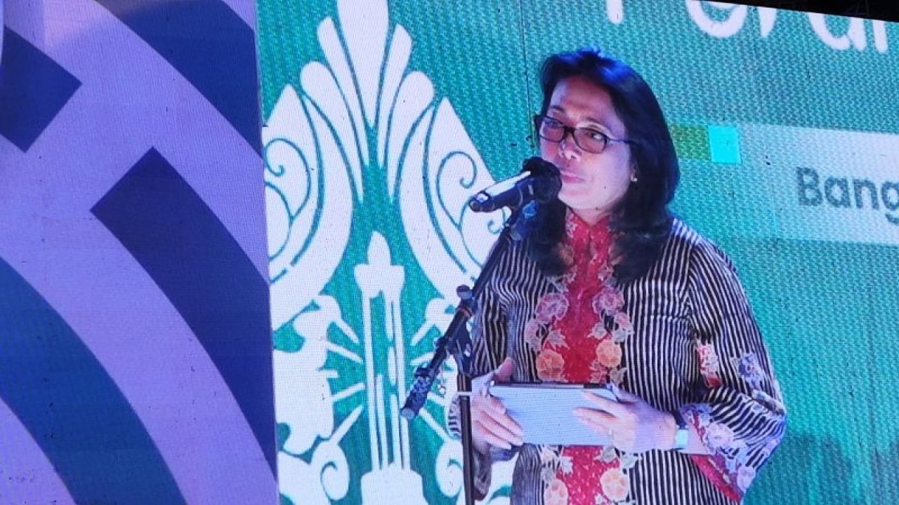 Menteri Pemberdayaan Perempuan dan Perlindungan Anak (PPPA) Bintang Puspayoga saat menghadiri kegiatan Forum Anak Nasional di Kota Semarang, Jawa Tengah, Kamis (20/7/2023) malam. (ANTARA/ Anita Permata Dewi)