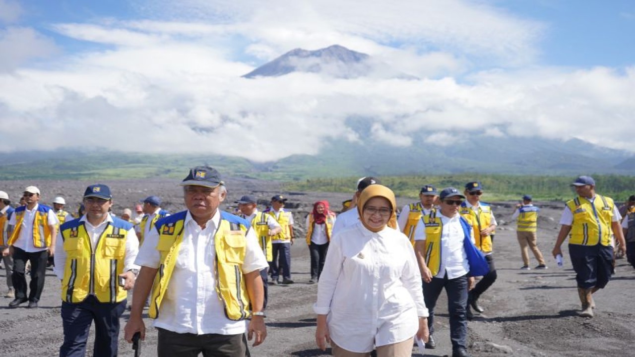 Menteri PUPR Basuki Hadimuljono bersama Wabup Lumajang Indah Amperawati meninjau sejumlah titik jembatan yang rusak diterjang lahar dingin Semeru, Senin (10/7/2023). (ANTARA/HO-Diskominfo Lumajang)