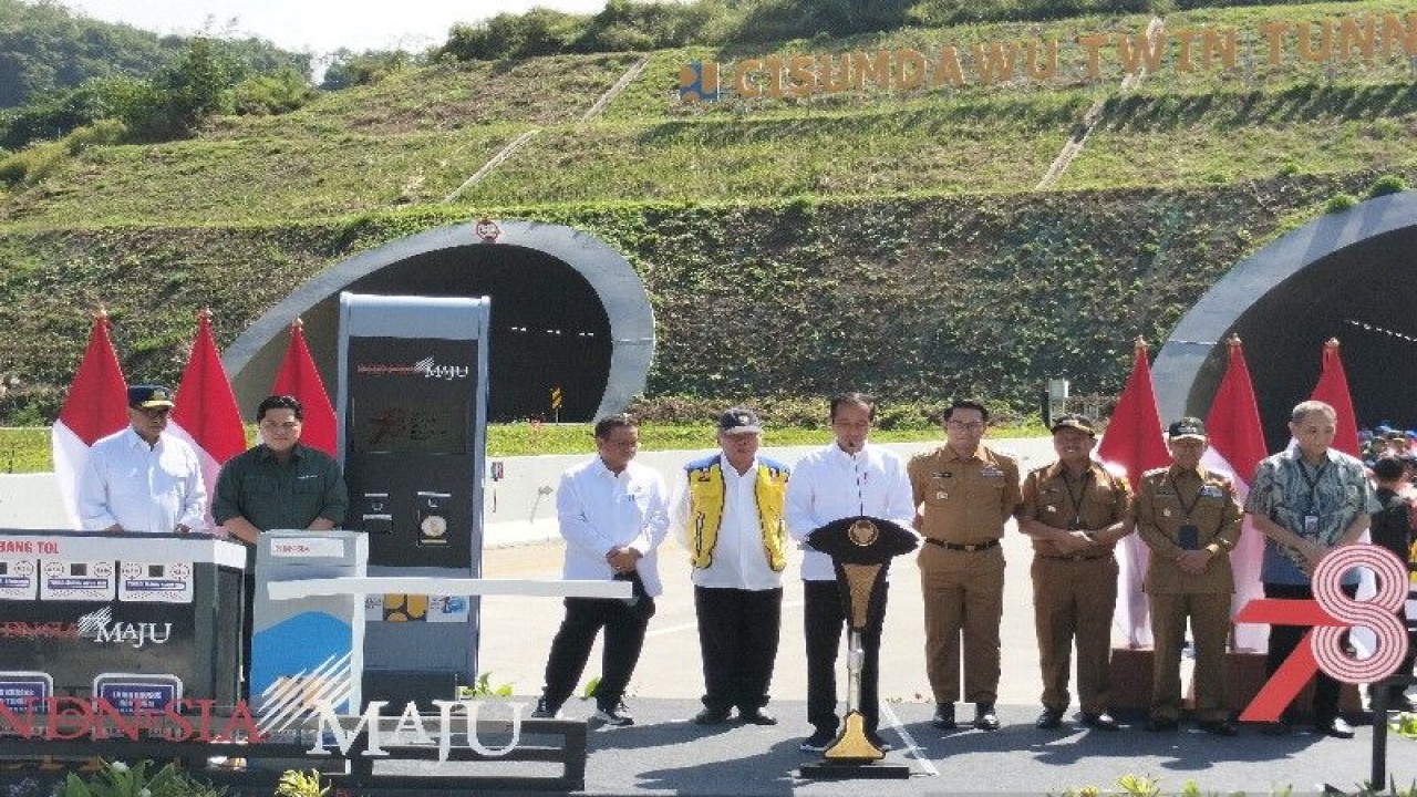 Peresmian Jalan Tol Cisumdawu oleh Presiden RI Joko Widodo yang dihadiri Menteri PUPR Basuki Hadimuljono, Menteri Perhubungan Budi Karya Sumadi, Menteri BUMN Erick Thohir, Menteri Sekretaris Kabinet Pramono Anung, Gubernur Jawa Barat Ridwan Kamil dan sejumlah pejabat terkait di Cigendel, Kecamatan Pamulihan, Kabupaten Sumedang, Jawa Barat pada Selasa (11/7/2023). ANTARA/Aji Cakti