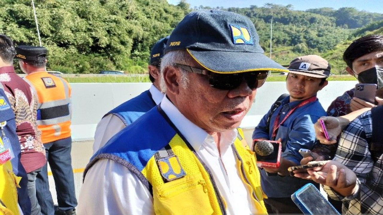 Menteri Pekerjaan Umum dan Perumahan Rakyat (PUPR) Basuki Hadimuljono menyampaikan keterangan kepada awak media dalam peresmian Jalan Tol Cileunyi-Sumedang-Dawuan (Cisumdawu) di Cigendel, Kecamatan Pamulihan, Kabupaten Sumedang, Jawa Barat, Selasa (11/7/2023). ANTARA/Aji Cakti