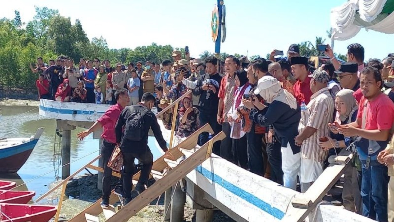 Menteri Sosial RI, Tri Rismaharini meninjau kapal penangkapan ikan yang disalurkan untuk nelayan di Kabupaten Bangka dan Bangka Selatan (ANTARA/Kasmono)