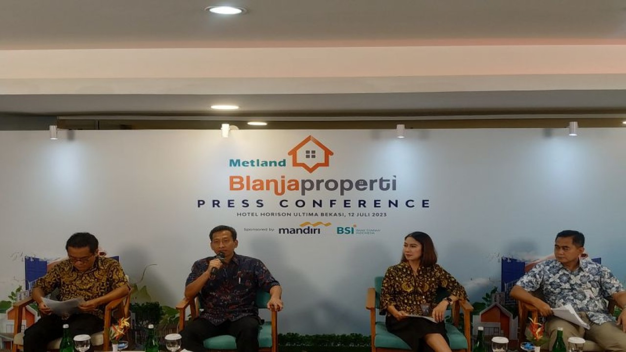 Direktur Metland Wahyu Sulistio (kedua dari kiri) dalam konferensi pers Metland Blanjaproperti, di Bekasi, Jawa Barat, Rabu (12/07/2023). ANTARA/Agatha Olivia Victoria
