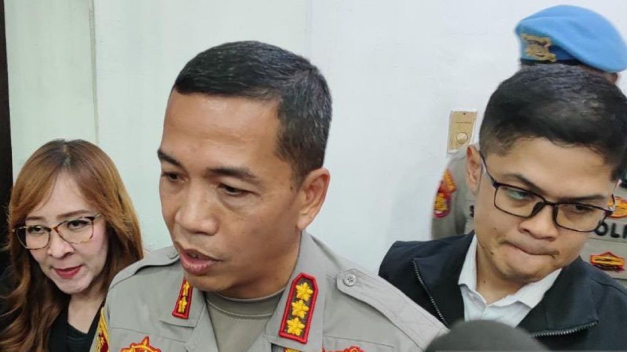 Kapolres Metro Jakarta Timur Kombes Pol Leonardus Simarmata saat memberikan keterangan pers di Mapolres Metro Jaktim, Jatinegara, Selasa (25/7/2023). ANTARA/Syaiful Hakim