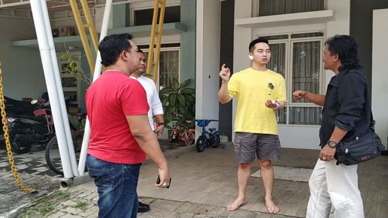 Polisi mengecek lokasi percobaan perampokan di sebuah rumah, kompleks perumahan mewah di Semarang, Minggu (9/7/2023). ANTARA/I.C. Senjaya