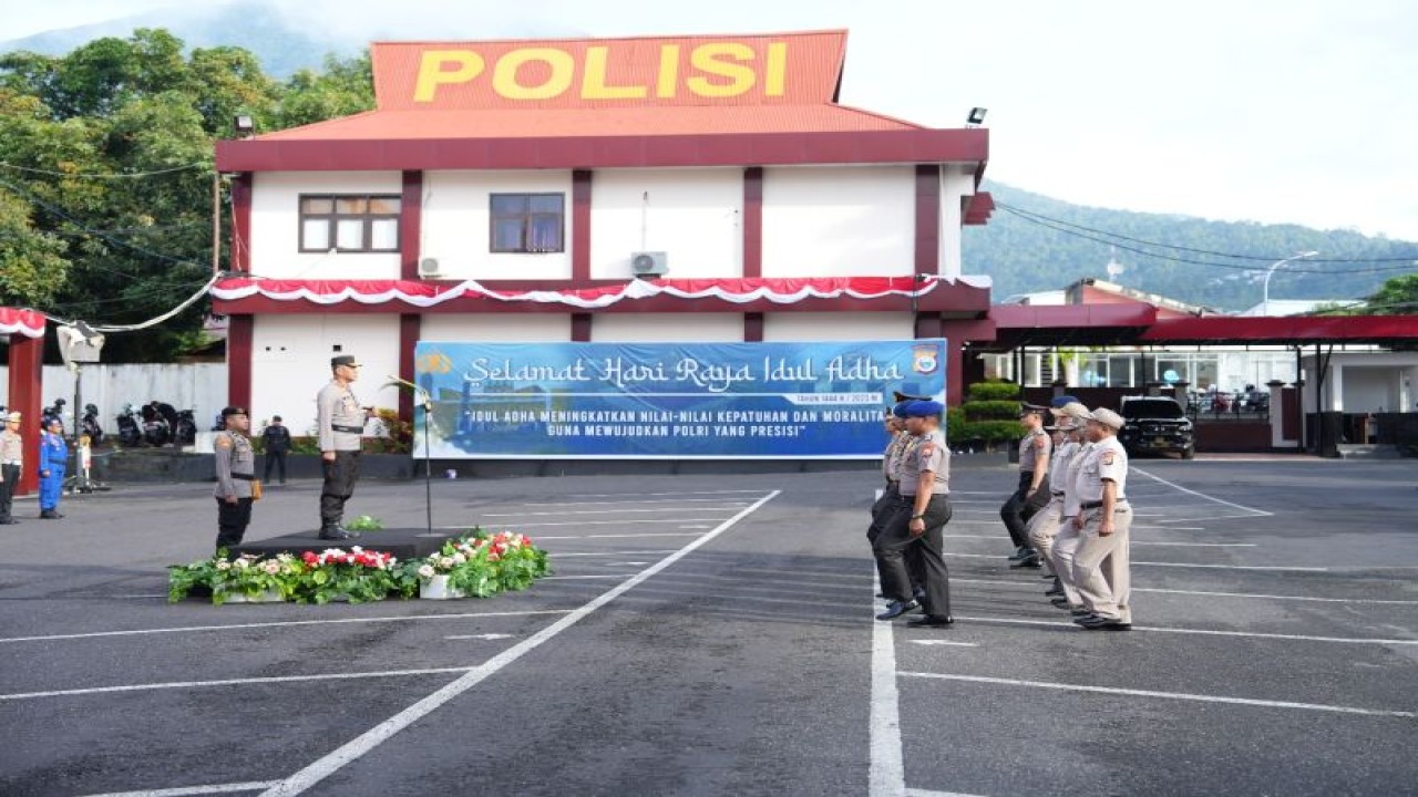 Kapolda Malut, Irjen Pol Midi Siswoko memimpin Upacara Korp Raport Kenaikan Pangkat personel Polda Malut Periode 1 Juli 2023 dan PNS Polri Periode 1 April 2023 di Ternate, Rabu (5/7/2023). ANTARA/Abdul Fatah (Abdul Fatah)