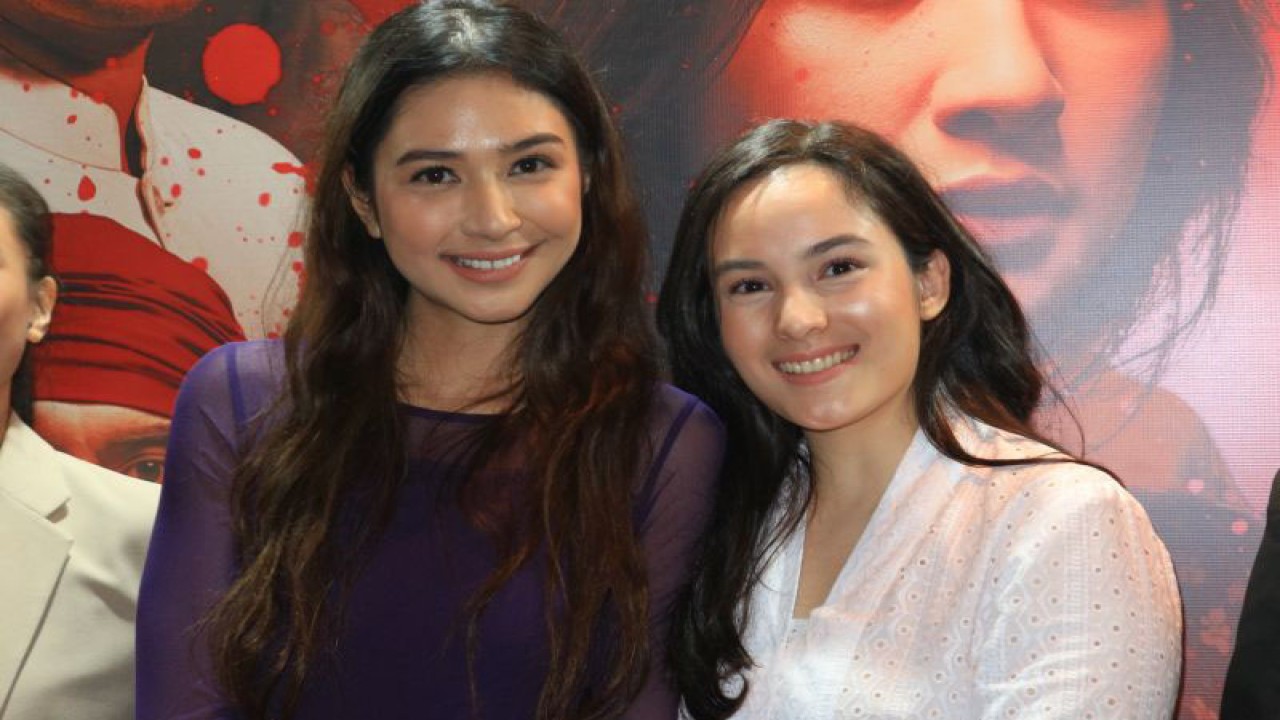 Mikha Tambayong (kiri) dan Chelsea Islan (kanan) pada pertunjukan perdana "Ariyah dari Jembatan Ancol" di Taman Ismail Marzuki, Jakarta Pusat, Rabu (26/7). (ANTARA/Pamela Sakina)