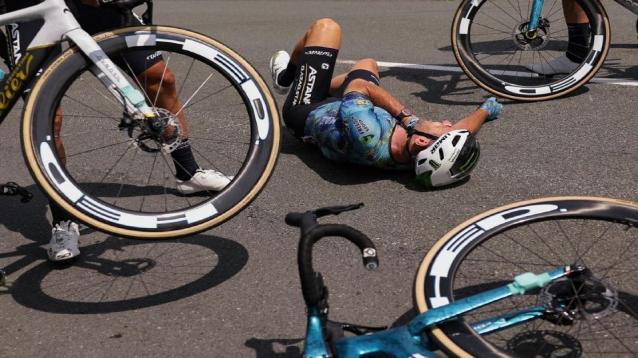Pebalap asal Inggris Mark Cavendish dari tim Astana Qazaqstan terbaring di lintasan menyusul kecelakaan pada etape 8 Tour de France, 201km antara Libourne dan Limoges, Prancis, Sabtu (8/7/2023) (AFP/THOMAS SAMSON)