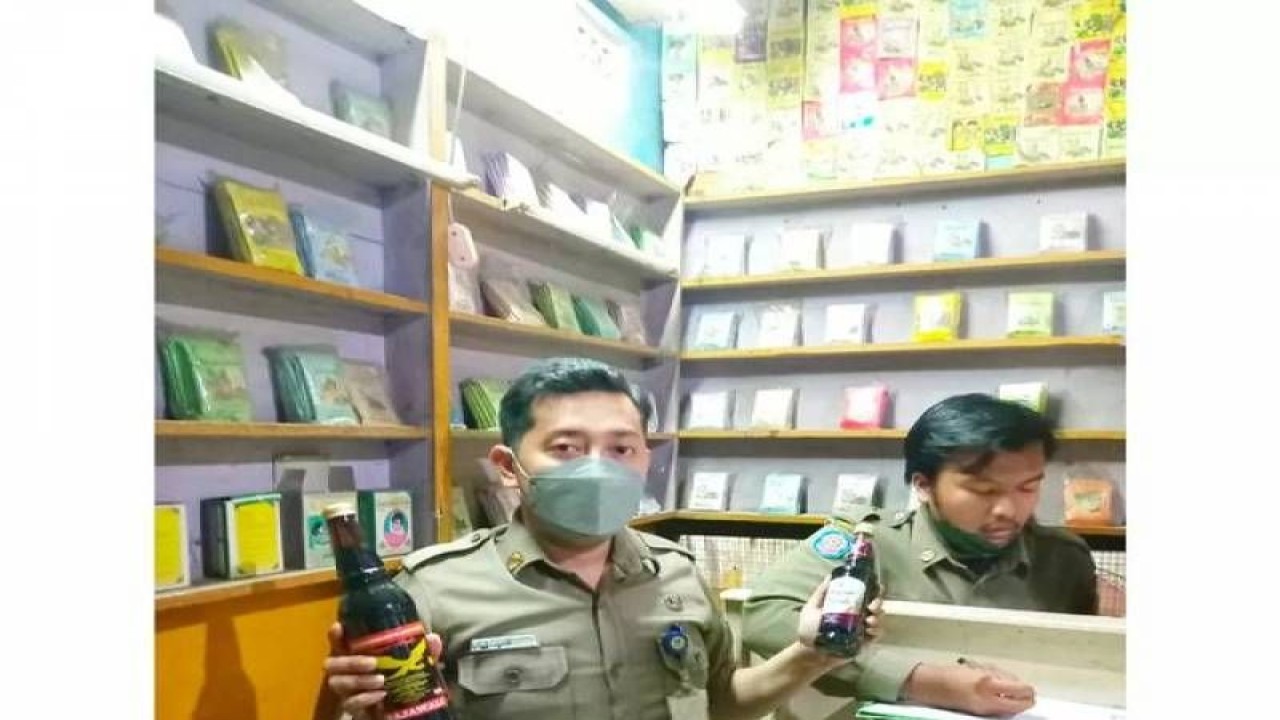 Trantib kecamatan Batuceper menyita puluhan botol miras dari toko jamu yang diketahui menjual minuman terlarang. Penindakan dilakukan hasil laporan warga dan penelusuran petugas. ANTARA/Irfan