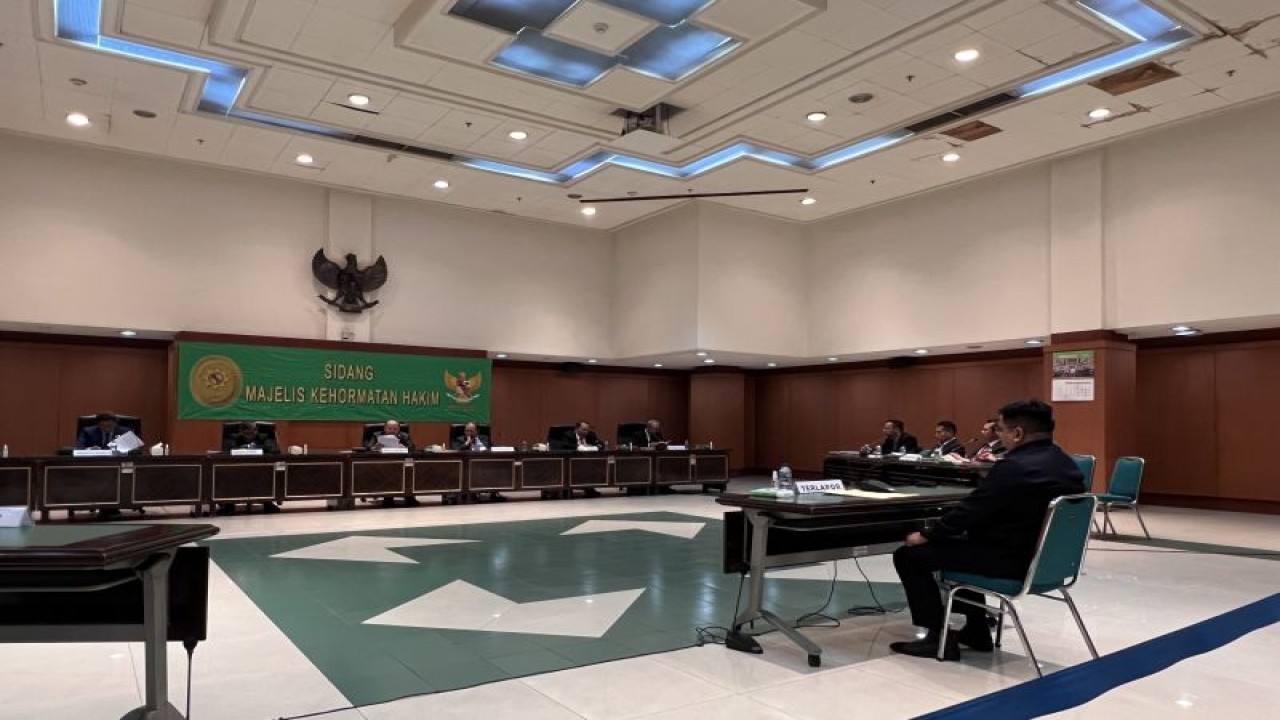 Majelis Kehormatan Hakim Mahkamah Agung menggelar sidang kasus hakim pemakai narkoba dengan terlapor hakim Danu Arman di Gedung Mahkamah Agung, Jakarta Pusat, Jakarta, Selasa (18/7/2023). (ANTARA/Putu Indah Savitri)