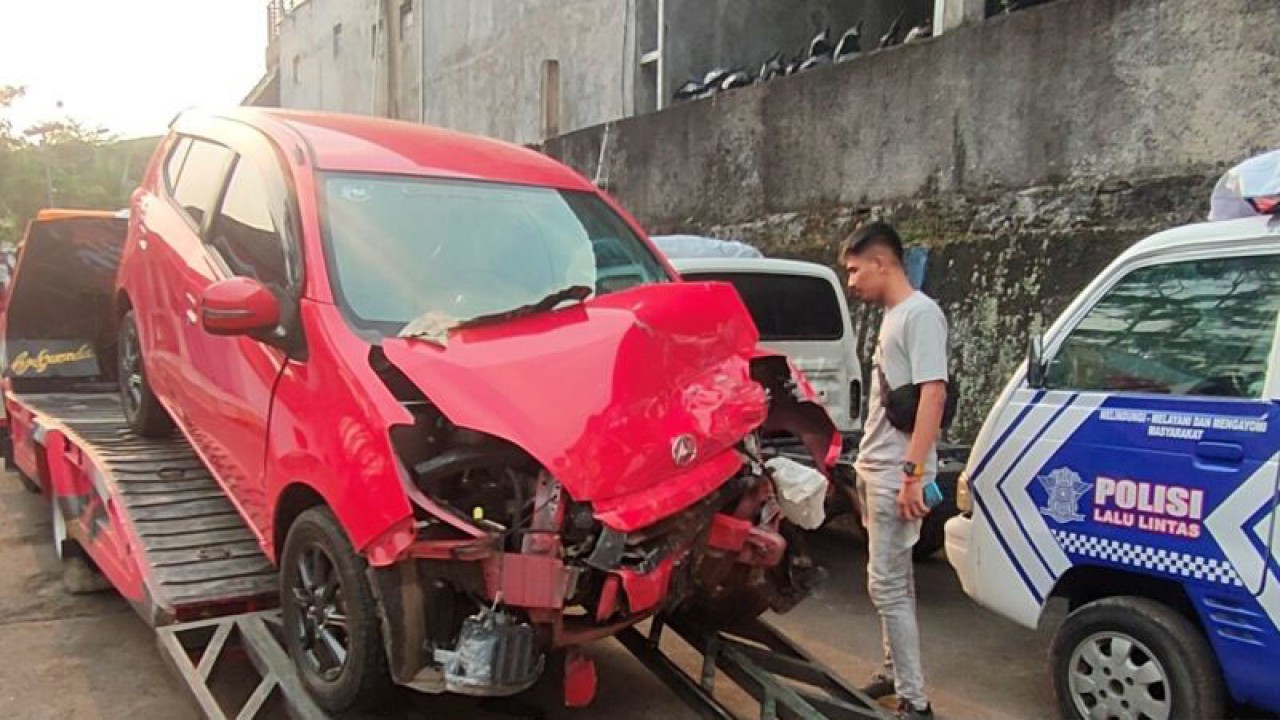 Salah satu dari tiga mobil yang terlibat dalam tabrakan beruntun di Jalan Lingkar Timur, Cianjur, Jawa Barat, rusak berat, Rabu (26/7/2023).(ANTARA/Ahmad Fikri). (Ahmad Fikri)