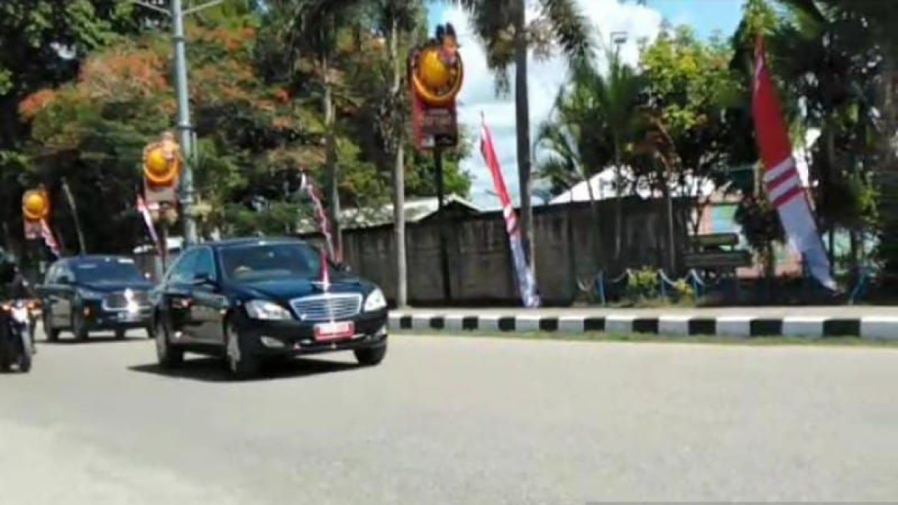 Mobil Presiden Republik Indonesia melintas di Jalan Bandara Sentani di Kabupaten Jayapura, Papua. (ANTARA/Agustina Estevani Janggo)