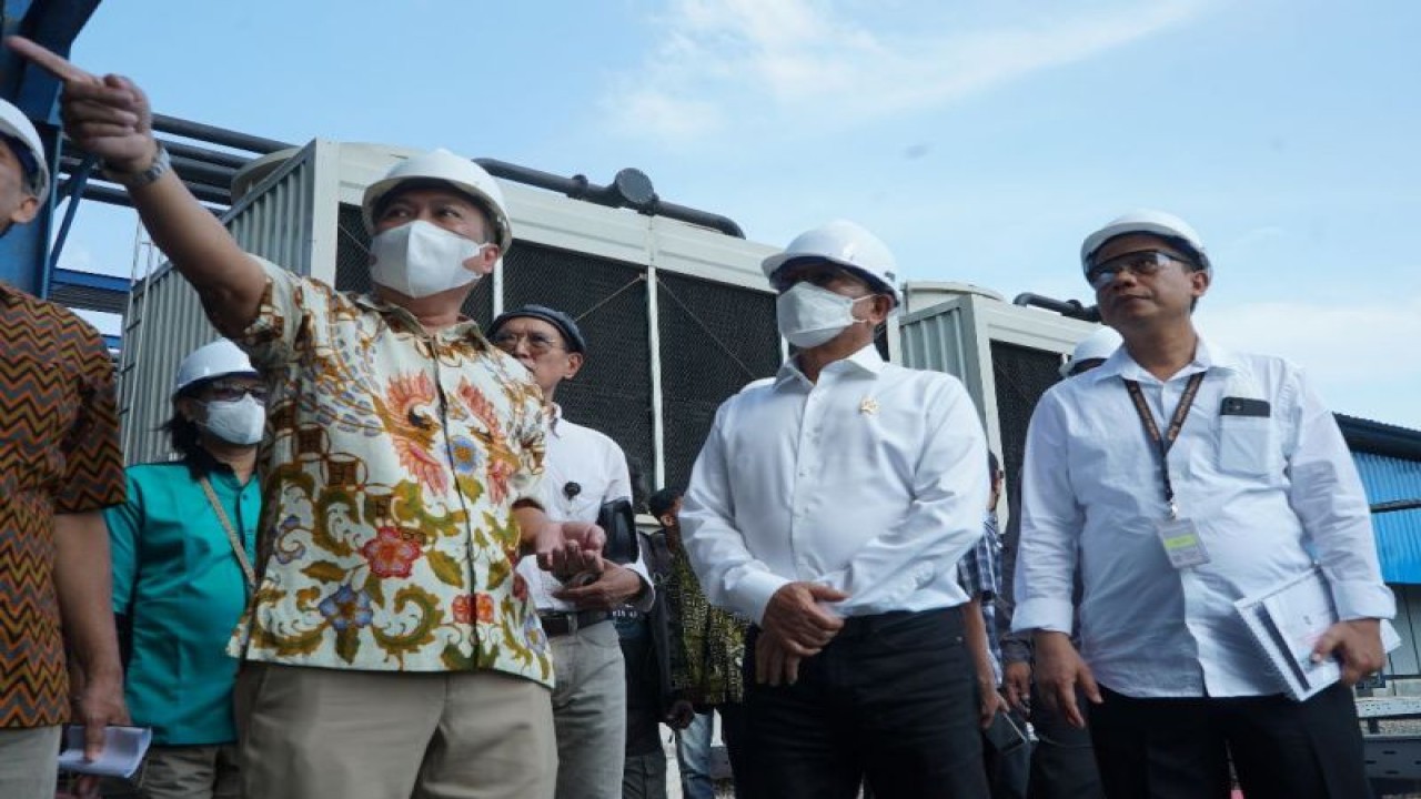 Kepala Staf Kepresidenan RI Moeldoko (kedua kanan) menyimak penjelasan saat meninjau pembangunan Pembangkit Listrik Tenaga Sampah (PLTSa) Surakarta di Tempat Pembuangan Akhir (TPA) Putri Cempo, Surakarta, Jawa Tengah, Sabtu (15/7/2023). ANTARA/HO-Kantor Staf Presiden RI.
