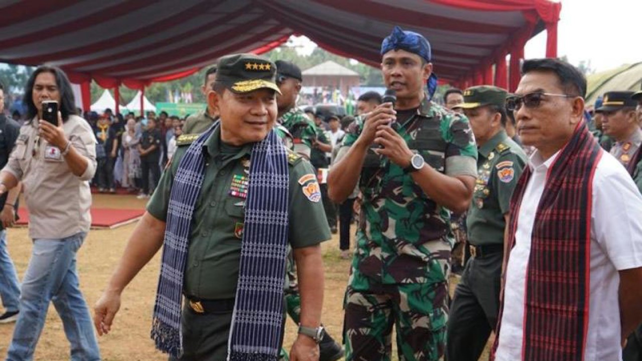 Kepala Staf Kepresidenan Moeldoko (kanan) bersama Kepala Staf Angkatan Darat (KSAD) Jenderal TNI Dudung Abdurachman dalam peresmian penggunaan air bersih di Kampung Lebaksangka, Desa Lebak Gedong, Lebak, Banten, Selasa (25/7/2023). (ANTARA/HO-Kantor Staf Presiden)