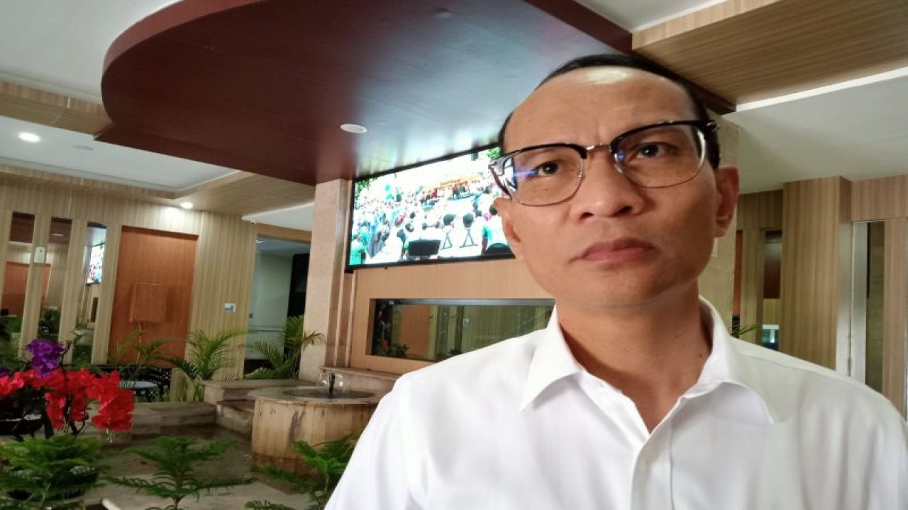 Wali Kota Mataram H Mohan Roliskana, prihatin dengan proses penerima peserta didik baru (PPDB) tahun ajaran 2023/2024 tingkat SMA/SMK yang tidak memberikan porsi seimbang untuk jalur zonasi bagi warga Kota Mataram. (ANTARA/Nirkomala)