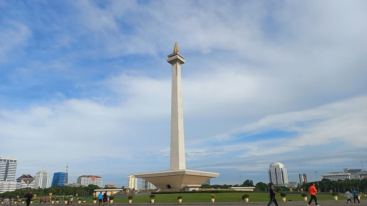 Ilustrasi - Warga berolahraga pagi di kawasan Monumen Nasional Jakarta saat cuaca cerah berawan. ANTARA/Maryati/aa.