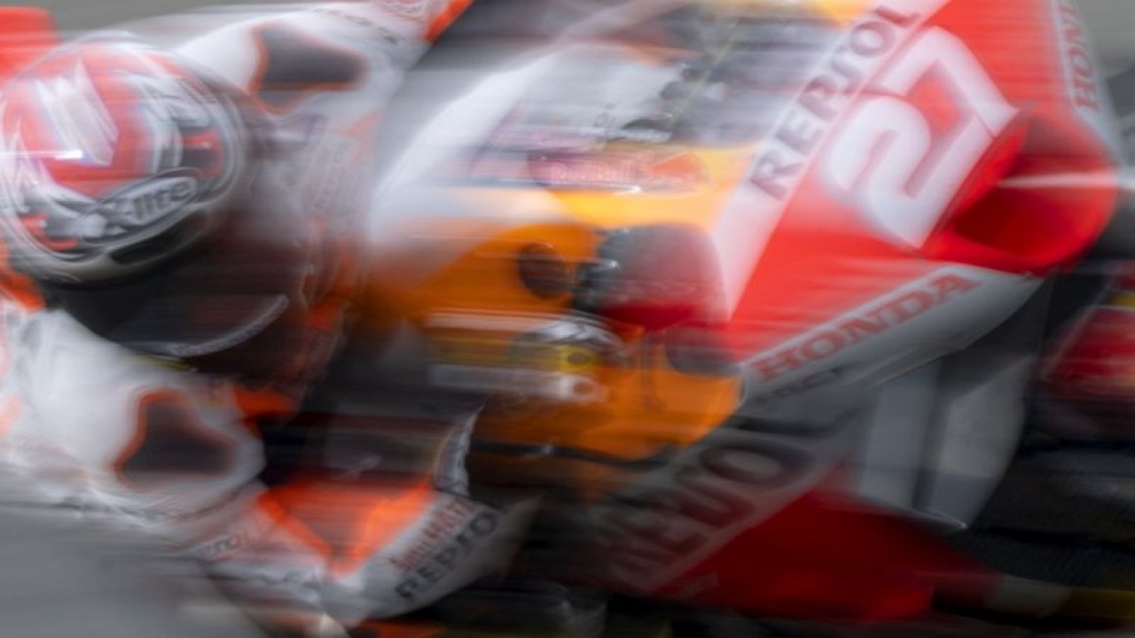 Pebalap Repsol Honda asal Spanyol Iker Lecuona saat sesi kualifikasi MotoGP Spanyol di Sirkuit Jeres, 29 April 2023. Foto AFP/JORGE GUERRERO.