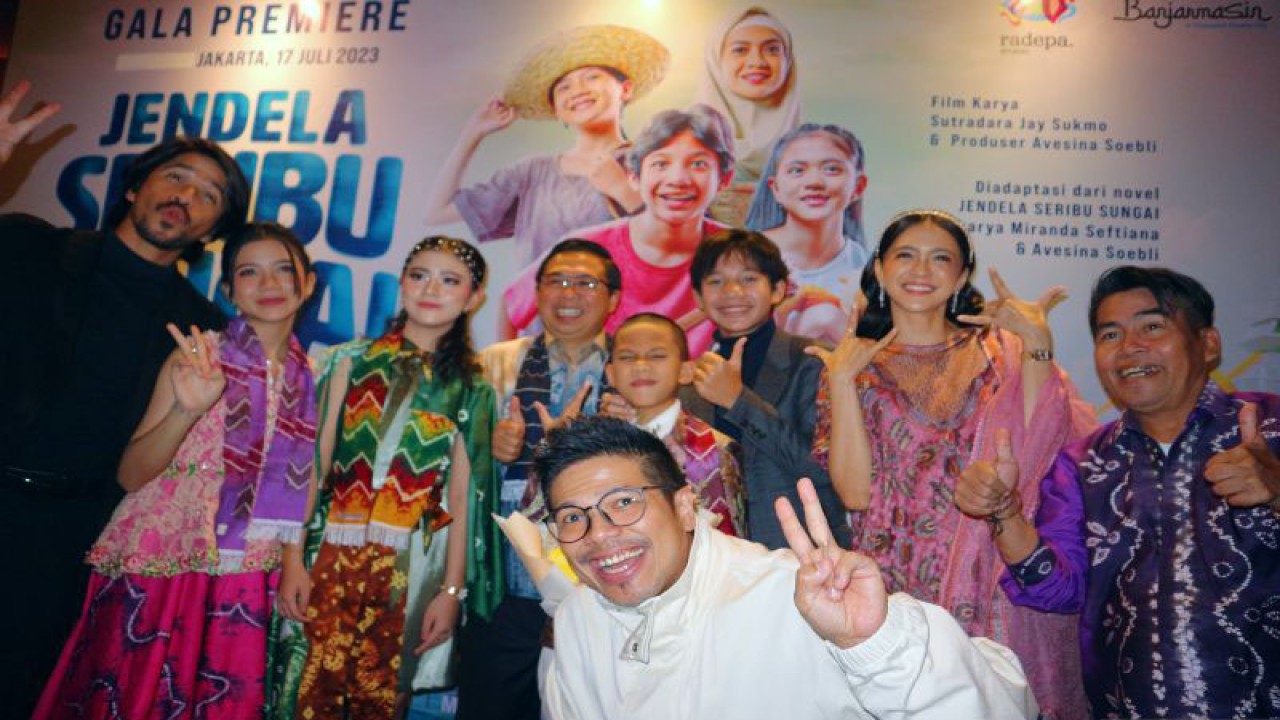Para pemain film “Jendela Seribu Sungai” berfoto pada Gala Premiere film di XXI Plaza Senayan, Jakarta Pusat, Senin (17/7/2023). (ANTARA/Pamela Sakina)