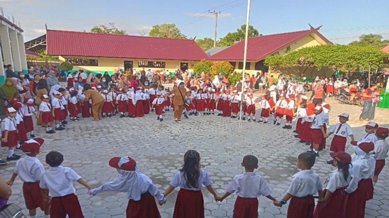 Kegiatan MPLS di SDN-5 Bukit Tunggal Kota Palangka Raya, Kalimantan Tengah di hari pertama masuk sekolah bagi murid baru, Senin (10/7/2023). ANTARA/Adi Wibowo