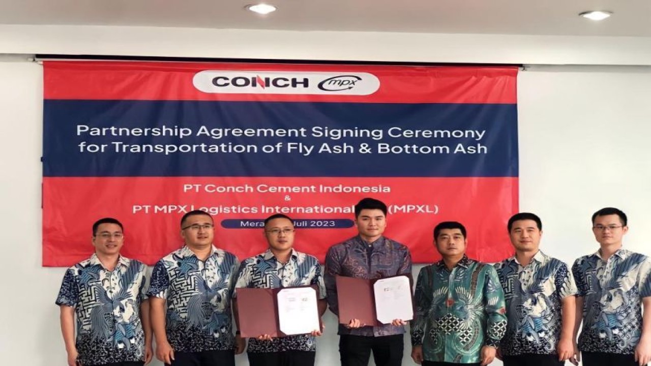 Penandatanganan kontrak pengangkutan Fly Ash dan Bottom Ash (FABA) PLTU sebanyak 660.000 ton antara PT MPX Logistics International Tbk, dengan perusahaan China yang berinvestasi di Indonesia, yaitu PT CONCH Cement Indonesia. ANTARA/HO-MPXL