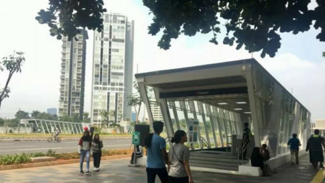 Suasana di depan pintu Stasiun MRT Senayan pada Hari Bebas Kendaraan Bermotor atau Car Free Day di Jakarta, Minggu (16/6/2019). ANTARA/Aria Cindyara/pri