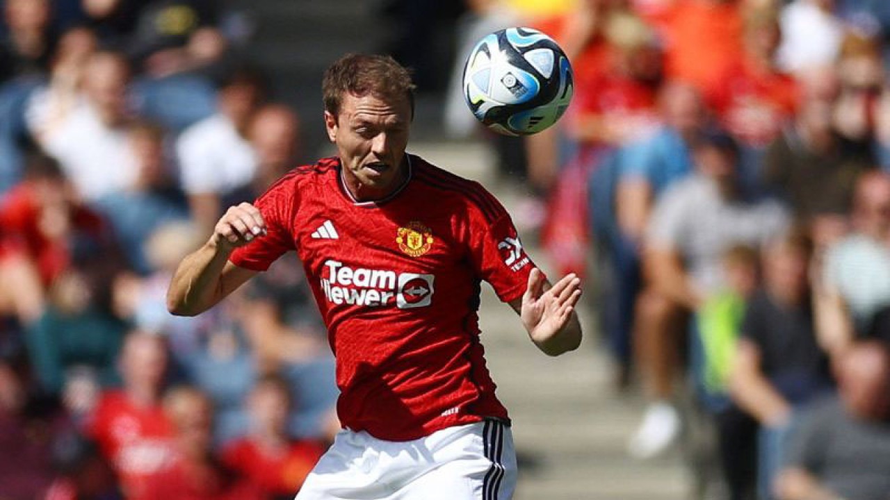 Pesepak bola Manchester United Jonny Evans menyundul bola saat melawan Olympique Lyonnais dalam laga persahabatan di Murrayfield Stadium, Skotlandia, Rabu (19/7/2023). MU menang 1-0 dengan gol dari van de Beek. ANTARA FOTO/Action Images via Reuters/Lee Smith/foc.