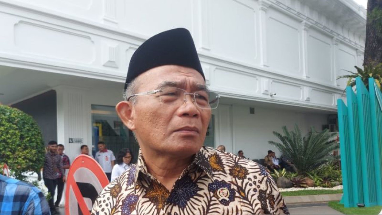 Menteri Koordinator Bidang Pembangunan Manusia dan Kebudayaan (Menko PMK) Muhadjir Effendy melayani wawancara awak media di lingkungan Istana Kepresidenan Jakarta, Kamis (13/7/2023). (ANTARA/Mentari Dwi Gayati)