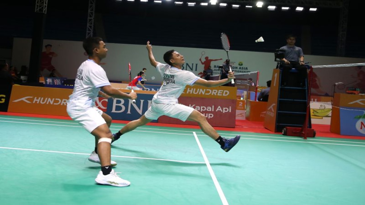 Pasangan Muhammad Hafizh Deedat Baryadi/Calvin Valentino Sifen Tan menjadi ganda putra Indonesia keenam yang lolos ke babak 32 besar Kejuaraan Badminton Junior Asia (BAJC) 2023 di Yogyakarta, Kamis. (ANTARA/HO-PP PBSI)