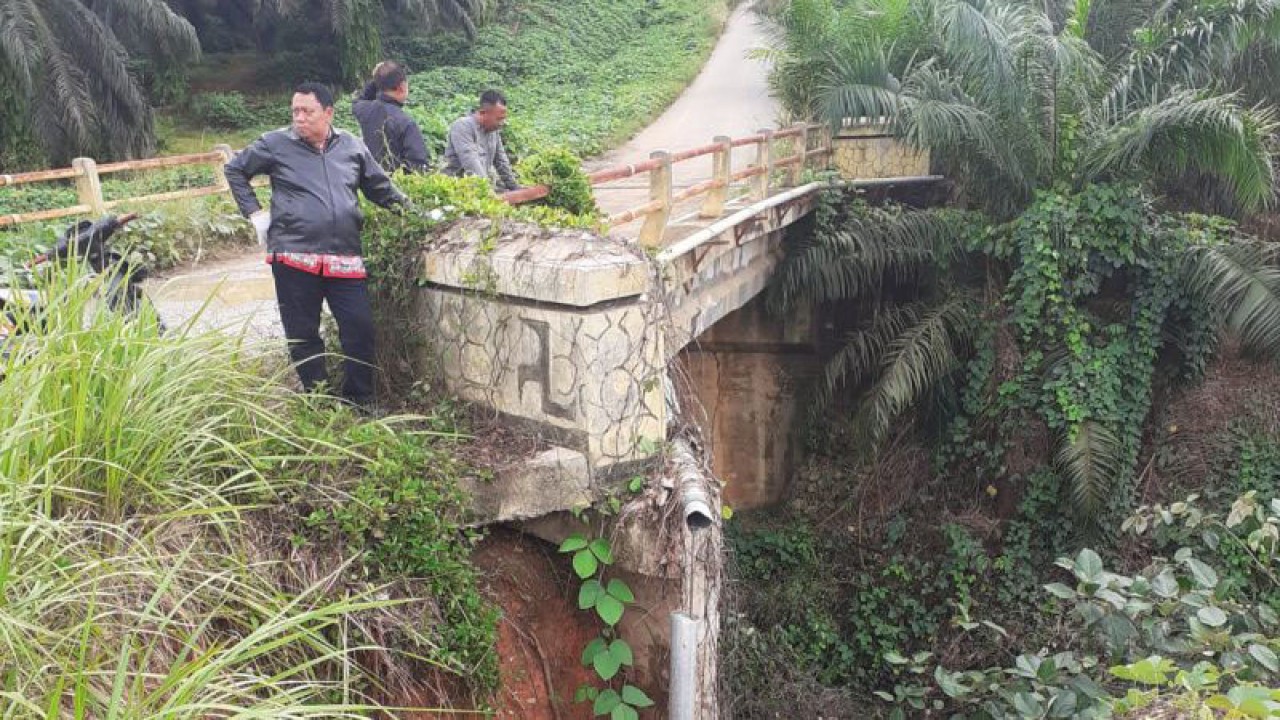 Sejumlah warga Kecamatan Malin Deman, Kabupaten Mukomuko, sedang melihat longsor di ruas jalan dekat jembatan di wilayahnya, Jumat (14/7/2023) ANTARA/Ferri.