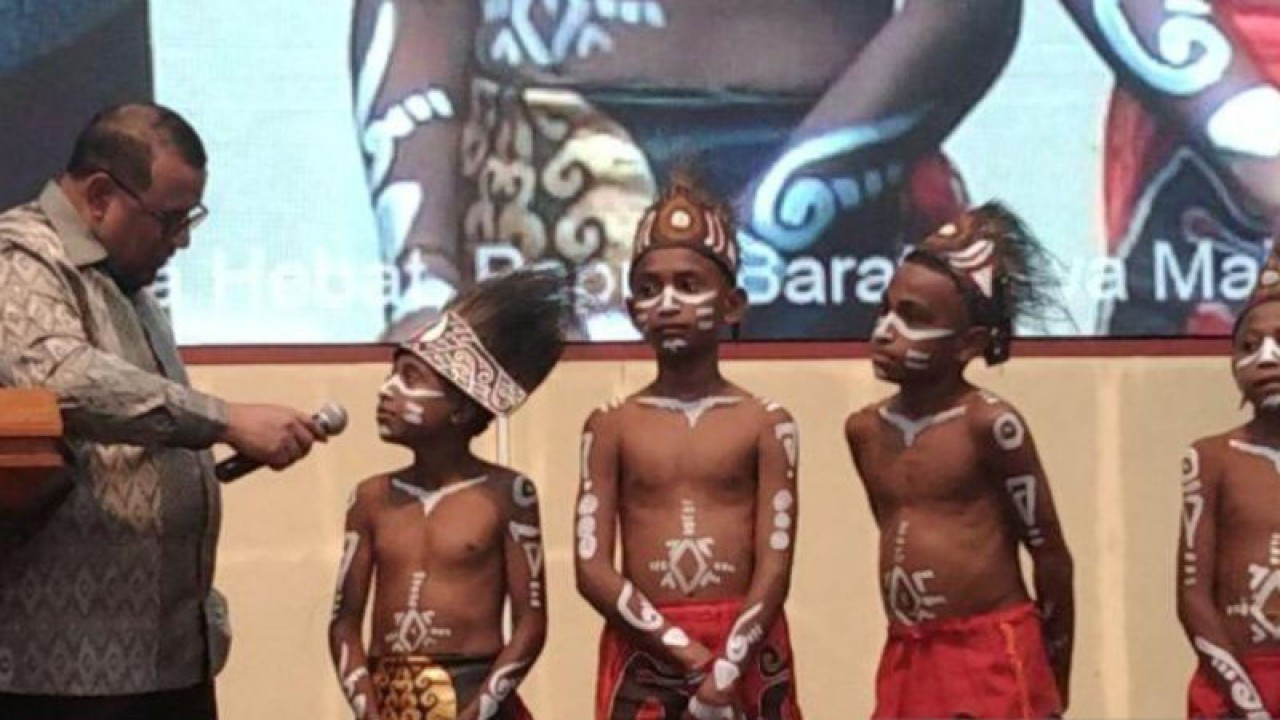 Penjabat Gubernur Papua Barat Daya Muhammad Musa'ad berdialog dengan anak-anak pada peringatan Hari Anak Nasional ke-39 tingkat provinsi setempat di Sorong, Kamis (13/7/2023). (ANTARA/Yuvensius Lasa Banafanu)