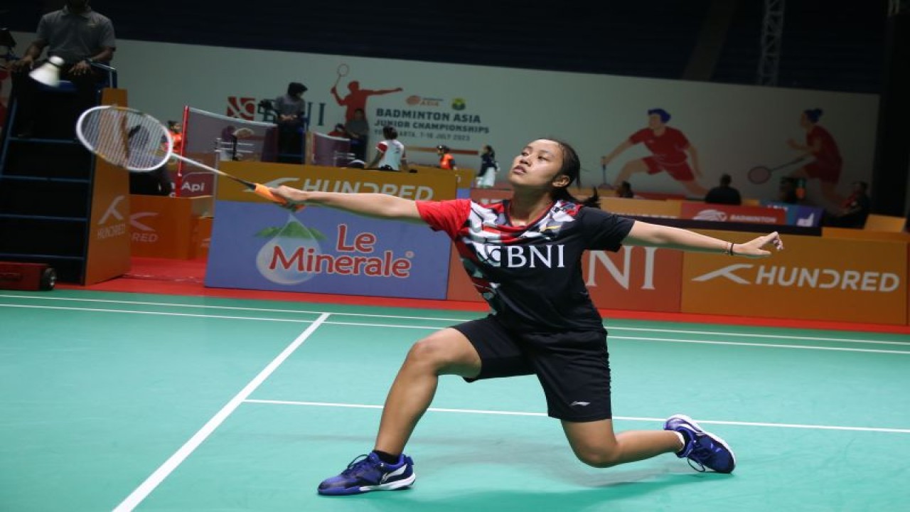 Tunggal putri Mutiara Ayu Puspitasari menang 21-15, 16-21, 21-5 atas pebulu tangkis Vietnam Ngoc Van Le pada penyisihan Grup A beregu campuran BAJC 2023 di Yogyakarta, Sabtu. (ANTARA/HO-PP PBSI)