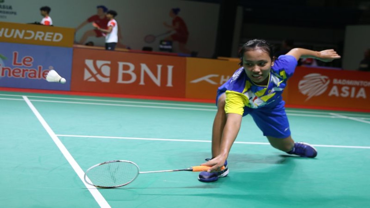 Tunggal putri Mutiara Ayu Puspitasari mengembalikan shuttlecock pada laga BNI Badminton Asia Junior Championships 2023, Di GOR Amongraga, Yogyakarta, 9/7/2023. (ANTARA/HO/PBSI)