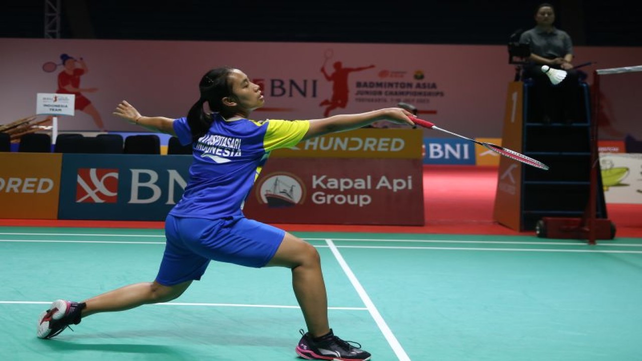 Aksi tunggal putri Indonesia Mutiara Ayu Puspitasari pada laga final Badminton Asia Junior Championships 2023, di GOR Amongraga, Yogyakarta, Selasa (11/7/2023). (ANTARA/HO/PBSI)