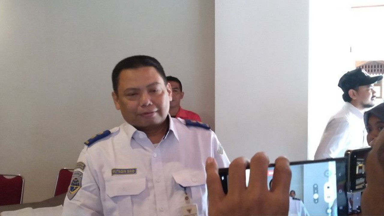 Kepala Balai Teknik Perkeretaapian Kelas 1 Wilayah Jateng Muttaqin Said usai bersilaturahmi dengan Wali Kota Surakarta Gibran Rakabuming Raka, di Balai Kota Surakarta, Jawa Tengah. Kamis (6/7/2023). ANTARA/Aris Wasita