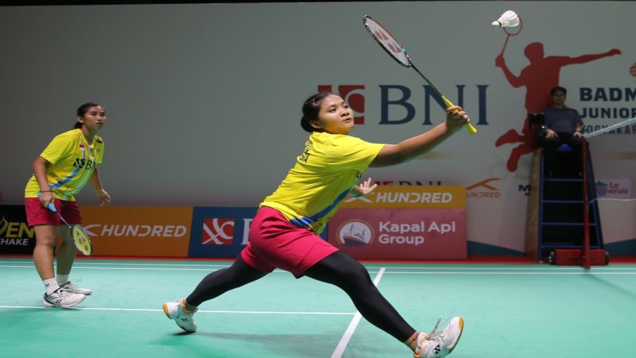 Nabila Cahya Permata Ayu/Reva Olivia Damayani melaju ke perempat final BAJC 2023 setelah menang atas pasangan Malaysia Ong Xin Yee/Carmen Ting dengan skor 24-22, 16-21, 21-17 di GOR Among Rogo, Yogyakarta, Jumat (14/7/2023). (ANTARA/HO-PBSI)