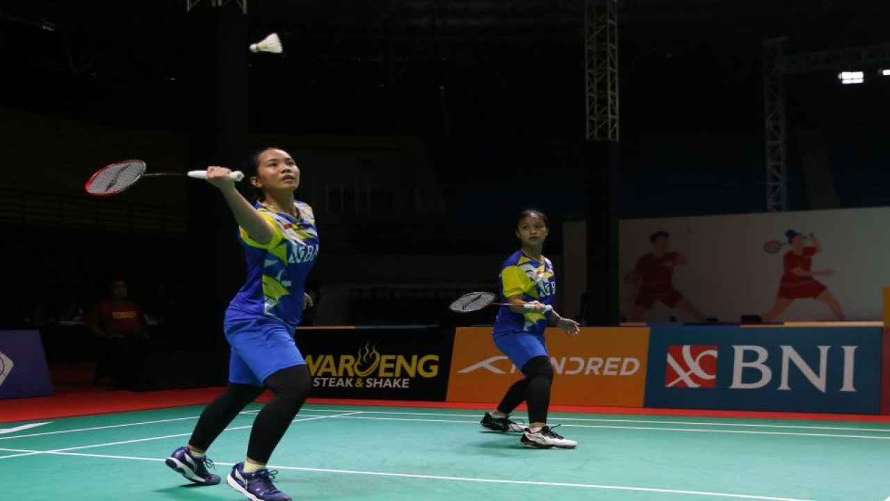Aksi pasangan ganda putri Anisanaya Kamula dan Az Zahra Ditya Ramadhani pada laga BNI Badminton Asia Junior Championships 2023, Di GOR Amongraga, Yogyakarta, Minggu (9/7/2023). (ANTARA/HO/PBSI)