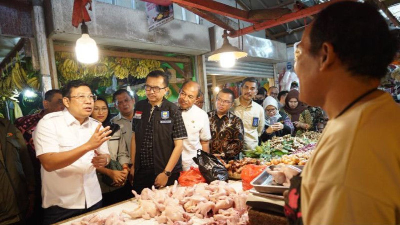 Kepala Badan Pangan Nasional/NFA Arief Prasetyo Adi (kiri) saat melakukan pengecekan stok dan harga komoditas pangan di Pasar Sederhana, Kota Bandung, Jumat, (14/7/2023). ANTARA/HO-NFA.