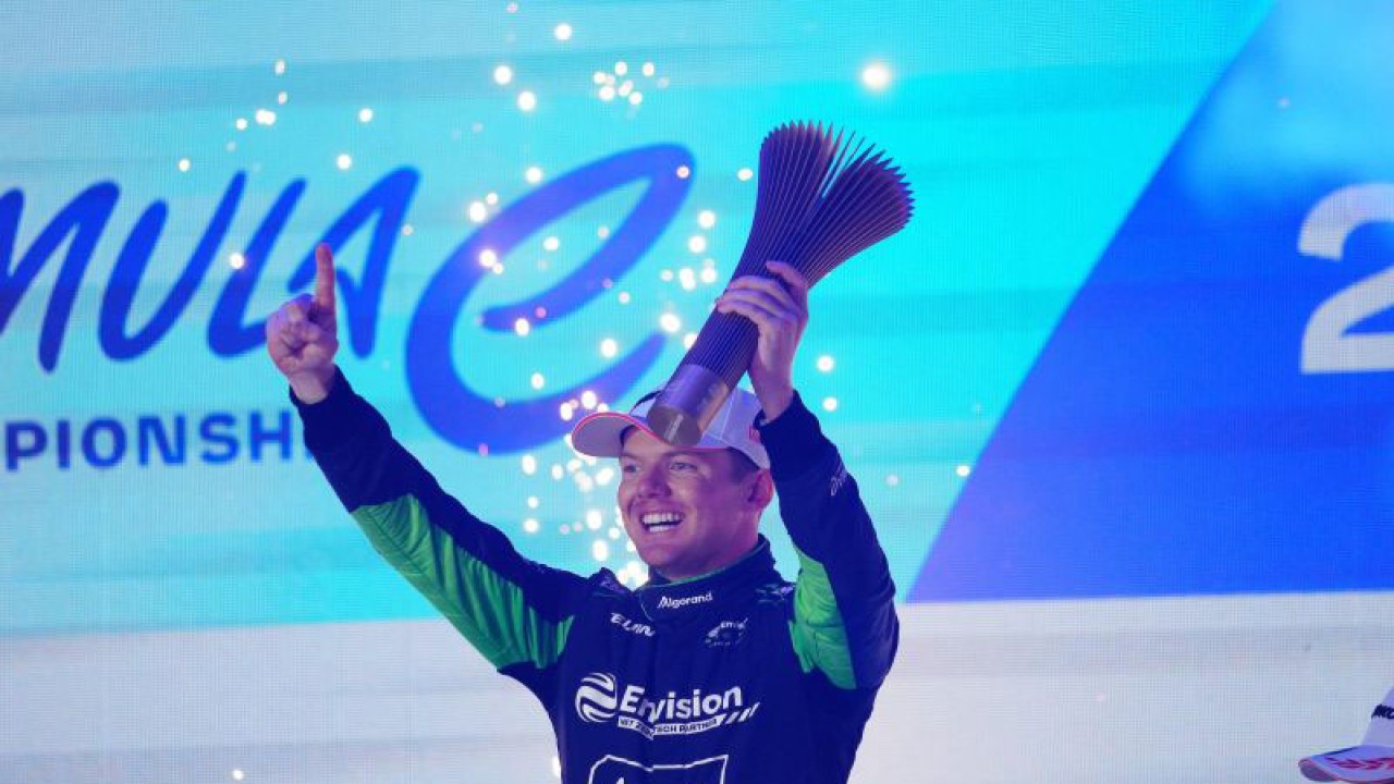 Nick Cassidy merayakan kemenangannya di putaran kedua Formula E London, Minggu (30/7/2023). (ANTARA/HO/FIA Formula E)