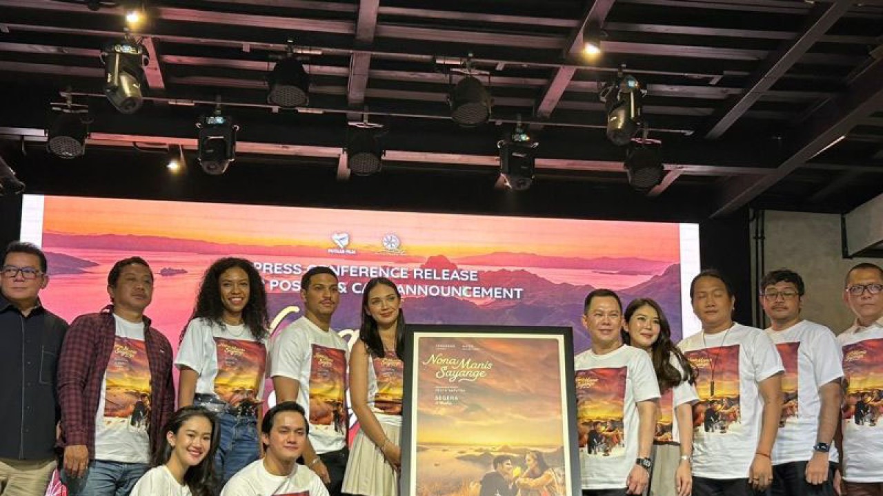 Jajaran pemain dan tim produksi film "Nona Manis Sayange" saat melakukan perilisan teaser poster dan konferensi pers di Bajawa Cafe Kemang, Jakarta, Kamis (27/7/2023). (ANTARA/Vinny Shoffa Salma)