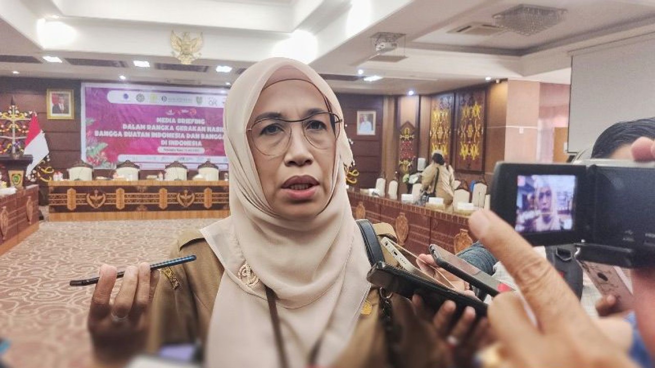 Kepala Diskop UKM Kalimantan Tengah Norhani. (ANTARA/Muhammad Arif Hidayat)